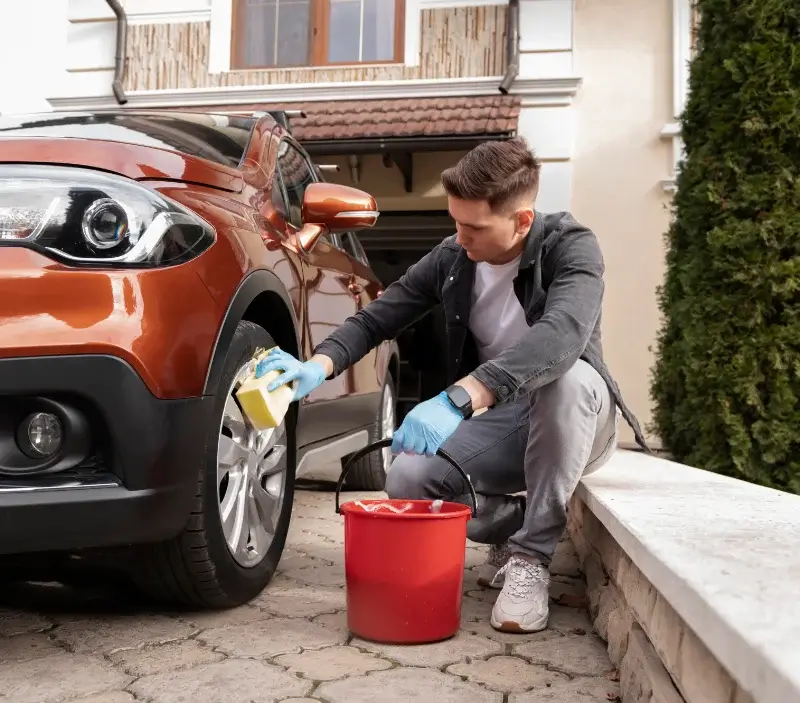 Lavage auto à domicile Pyrenees Orientales : professionnel intervenant sur un véhicule
